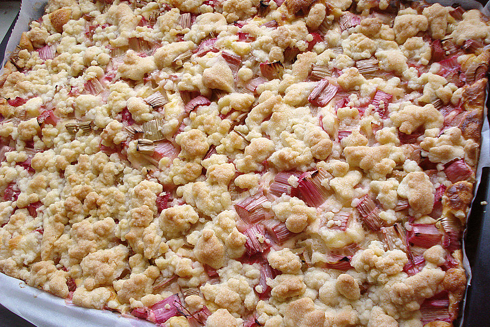 Rhabarberkuchen mit Quarkcreme und Streuseln