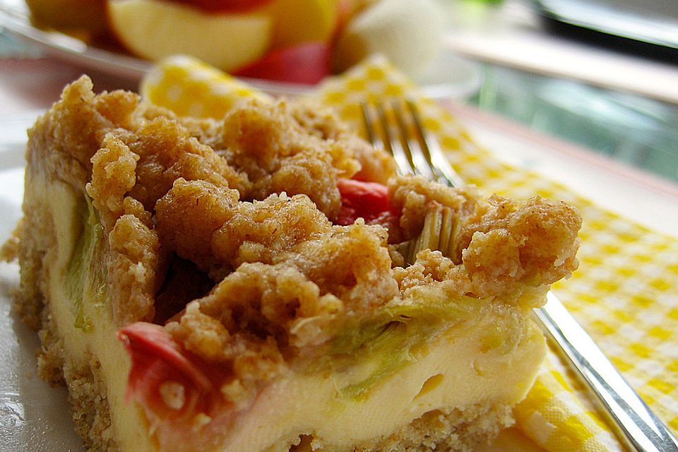 Rhabarberkuchen mit Quarkcreme und Streuseln