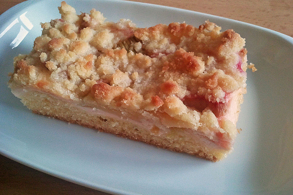 Rhabarberkuchen mit Quarkcreme und Streuseln