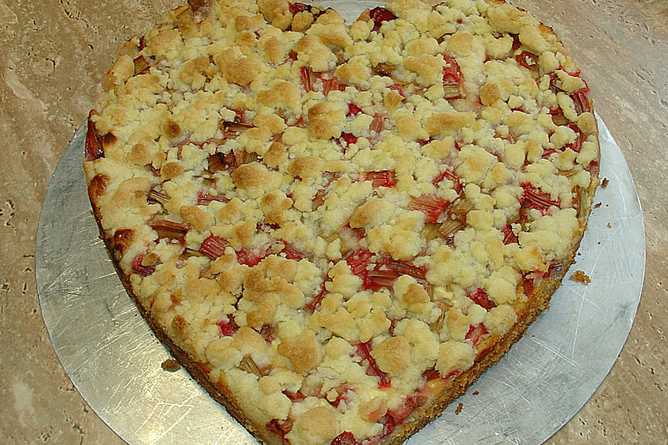 Rhabarberkuchen mit Quarkcreme und Streuseln