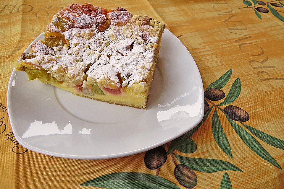 Rhabarberkuchen mit Quarkcreme und Streuseln