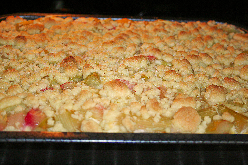 Rhabarberkuchen mit Quarkcreme und Streuseln