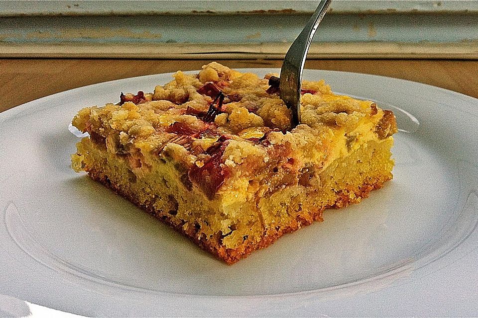 Rhabarberkuchen mit Quarkcreme und Streuseln