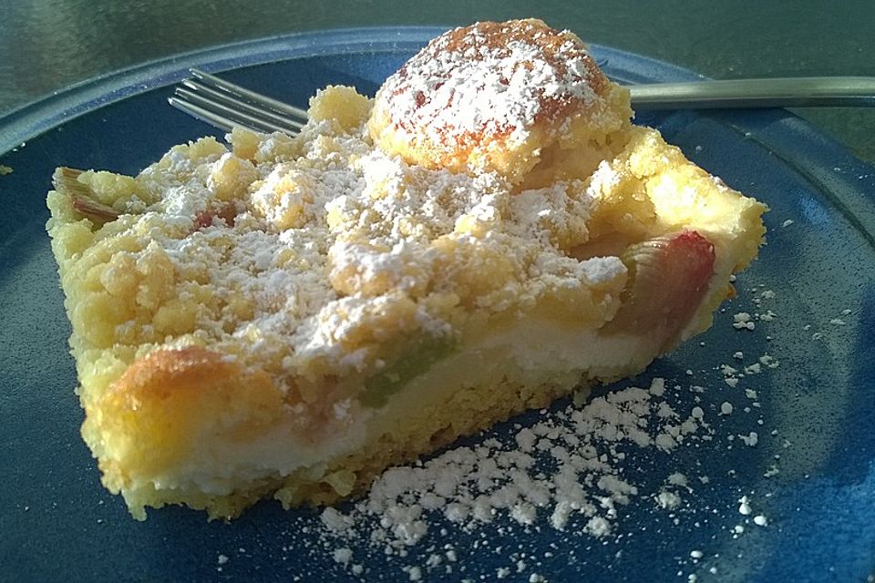 Rhabarberkuchen mit Quarkcreme und Streuseln