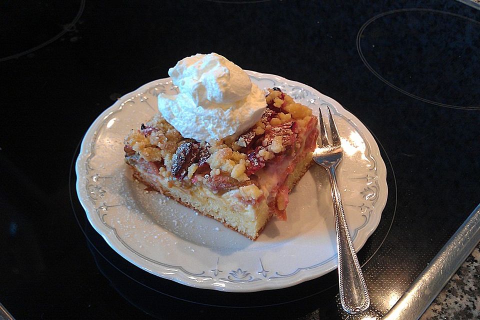 Rhabarberkuchen mit Quarkcreme und Streuseln