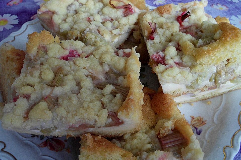 Rhabarberkuchen mit Quarkcreme und Streuseln