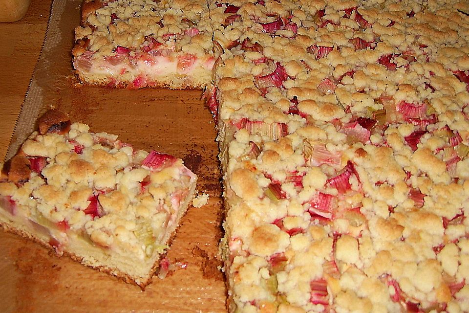 Rhabarberkuchen mit Quarkcreme und Streuseln