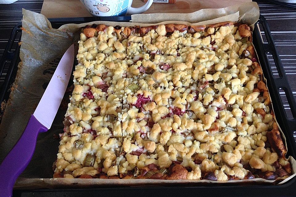 Rhabarberkuchen mit Quarkcreme und Streuseln