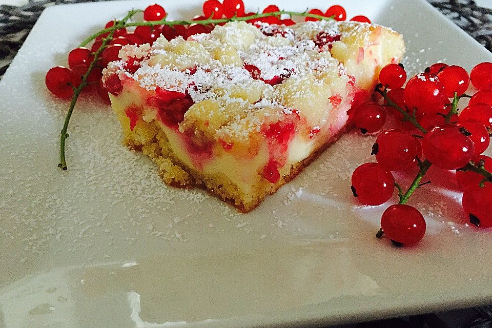 Rhabarberkuchen mit Quarkcreme und Streuseln