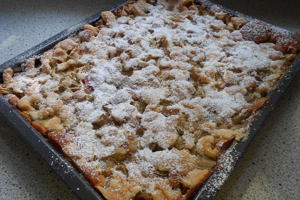 Rhabarberkuchen mit Quarkcreme und Streuseln