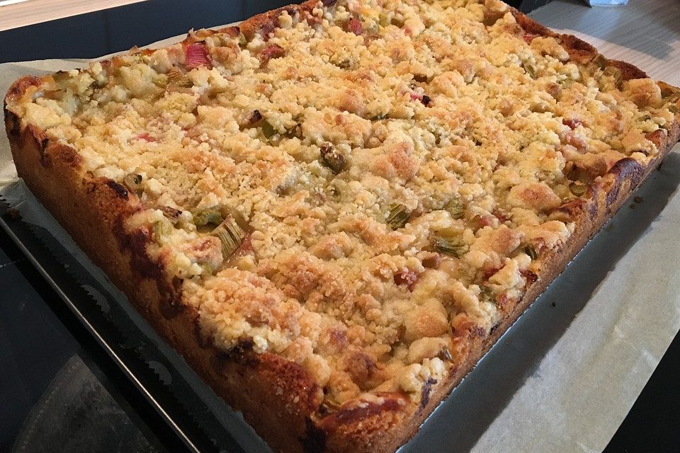 Rhabarberkuchen mit Quarkcreme und Streuseln