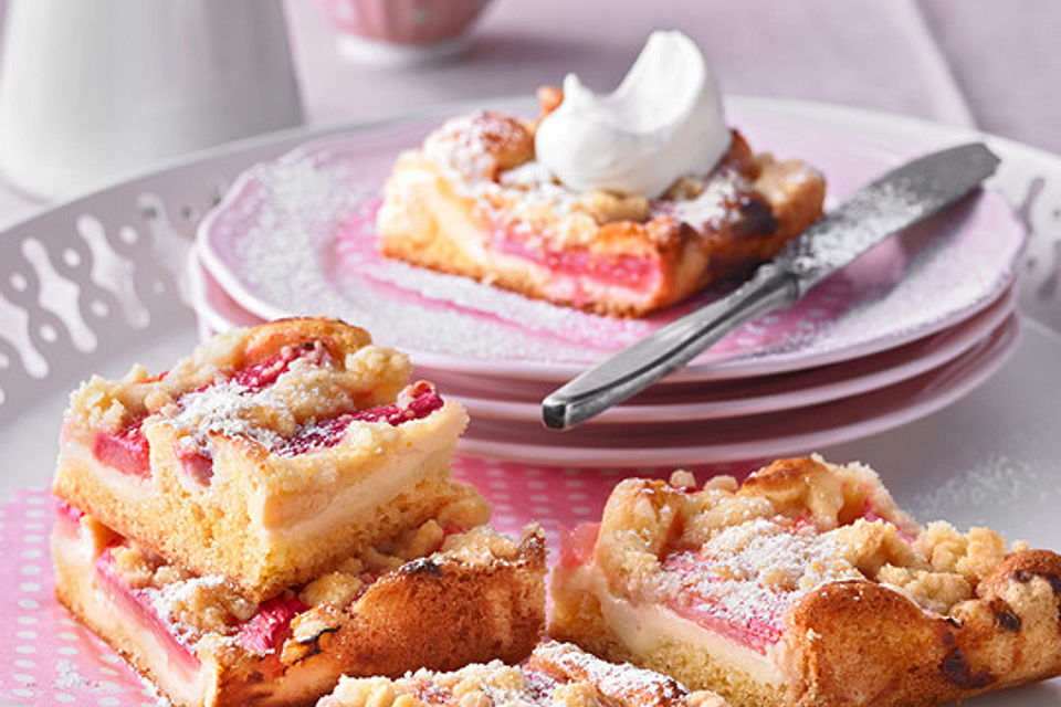 Rhabarberkuchen mit Quarkcreme und Streuseln