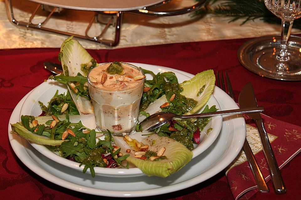 Schaumbrot von Ziegenkäse und getrockneten Tomaten auf Rucolasalat