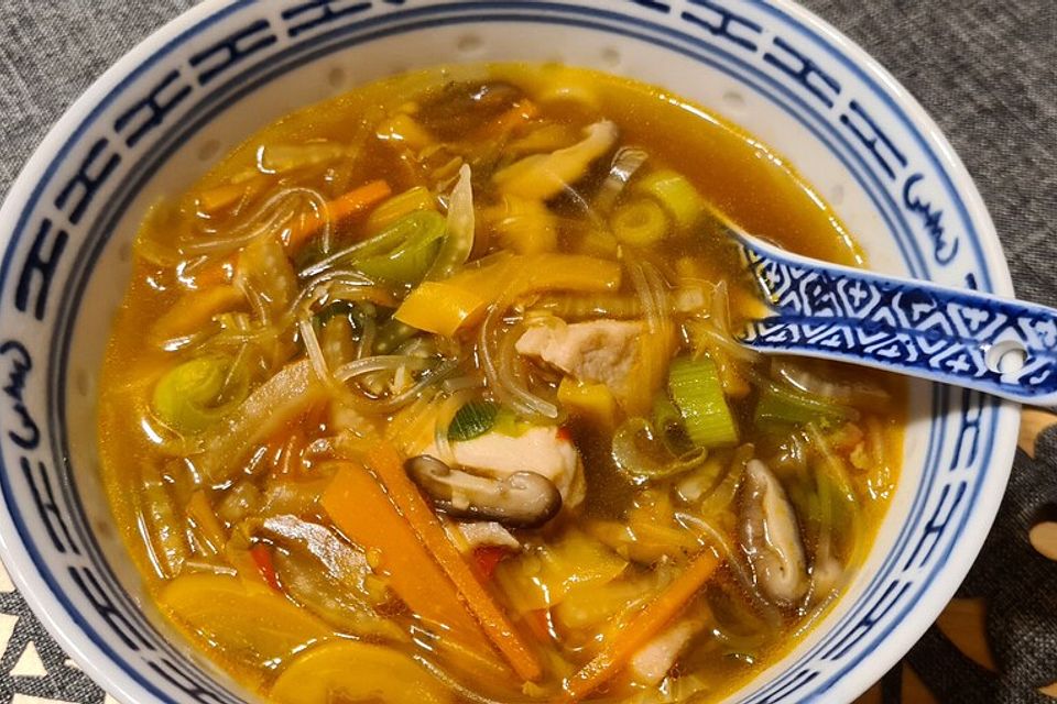 Scharfe asiatische Hühnersuppe