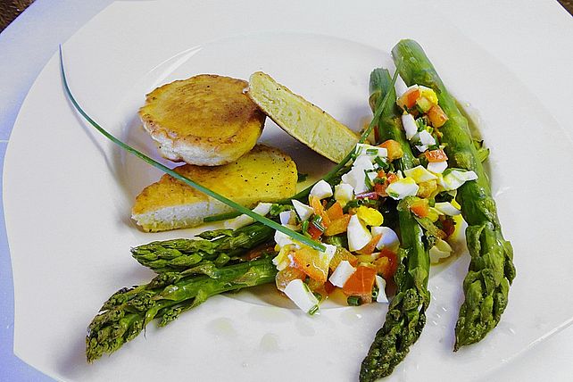 Spargel aus dem Ofen mit Hefe-Pfannküchlein und Paprika-Vinaigrette von ...