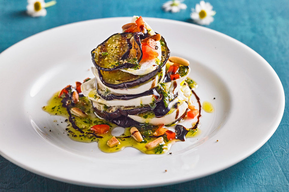 Türmchen aus Aubergine und Mozzarella mit Petersilienpesto