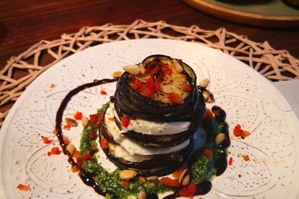 Türmchen aus Aubergine und Mozzarella mit Petersilienpesto