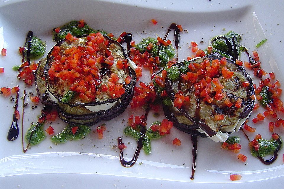 Türmchen aus Aubergine und Mozzarella mit Petersilienpesto