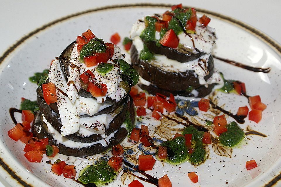 Türmchen aus Aubergine und Mozzarella mit Petersilienpesto