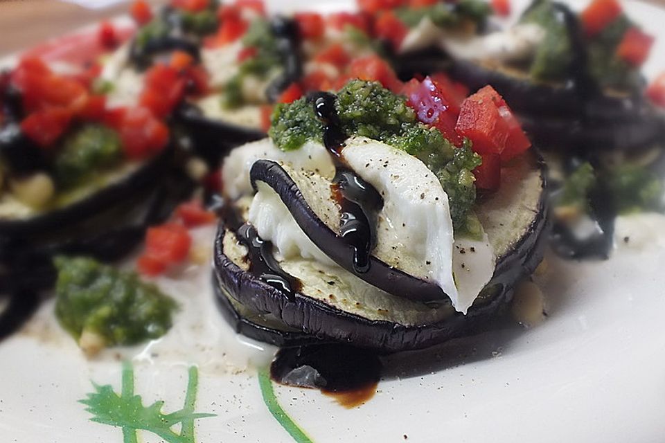 Türmchen aus Aubergine und Mozzarella mit Petersilienpesto