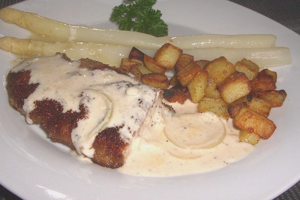 Schnitzel Wiener Art mit Bratkartoffeln und grandioser Pfeffersauce