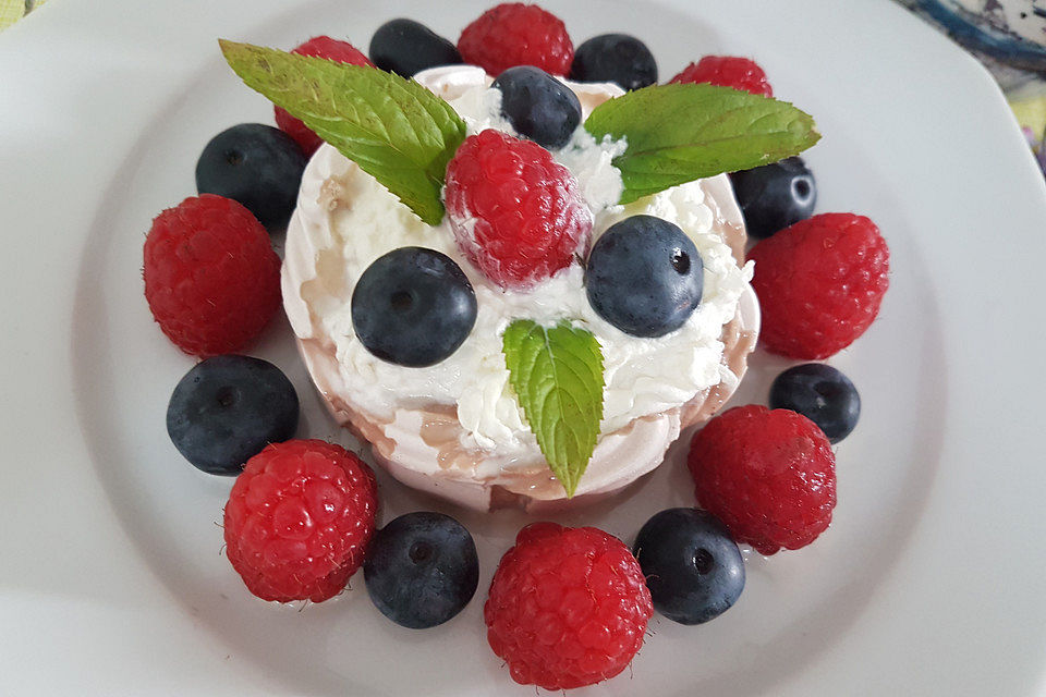 Australische Pavlova mit Creme double und Früchten