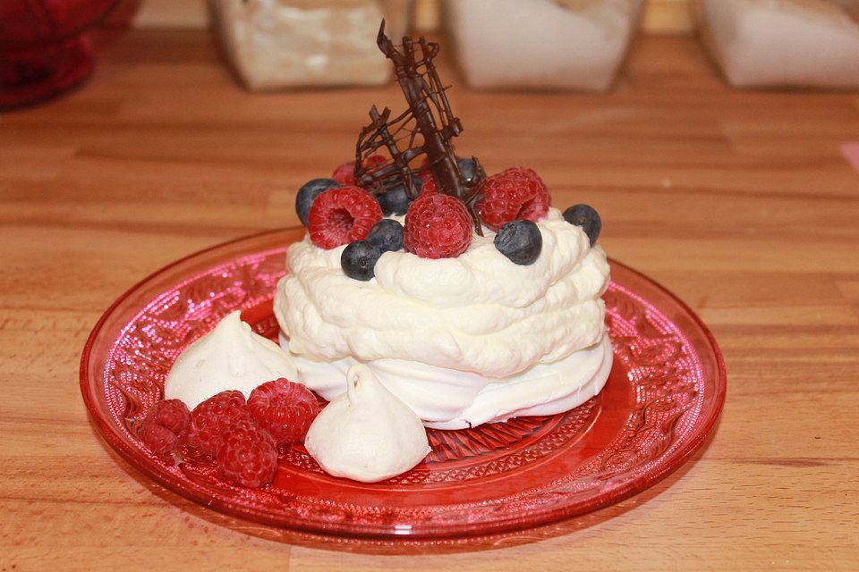 Australische Pavlova mit Creme double und Früchten