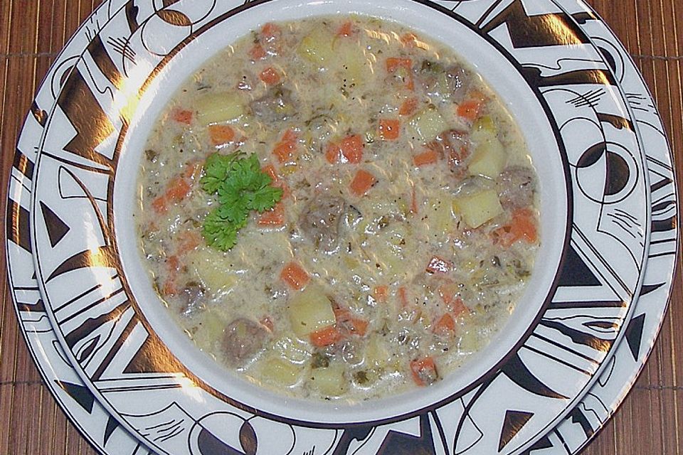 Kartoffelsuppe mit Rindfleisch und Creme fraiche