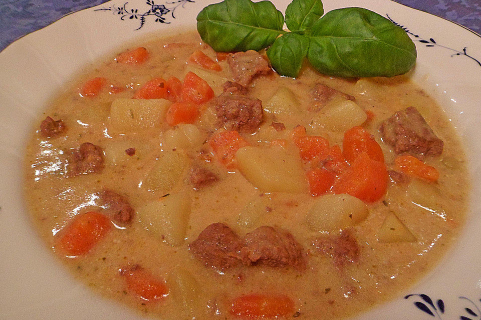 Kartoffelsuppe mit Rindfleisch und Creme fraiche