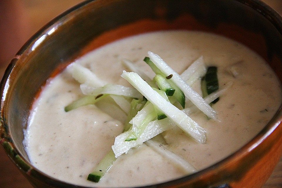 Weiße Rüben-Cremesuppe mit Ziegenfrischkäse