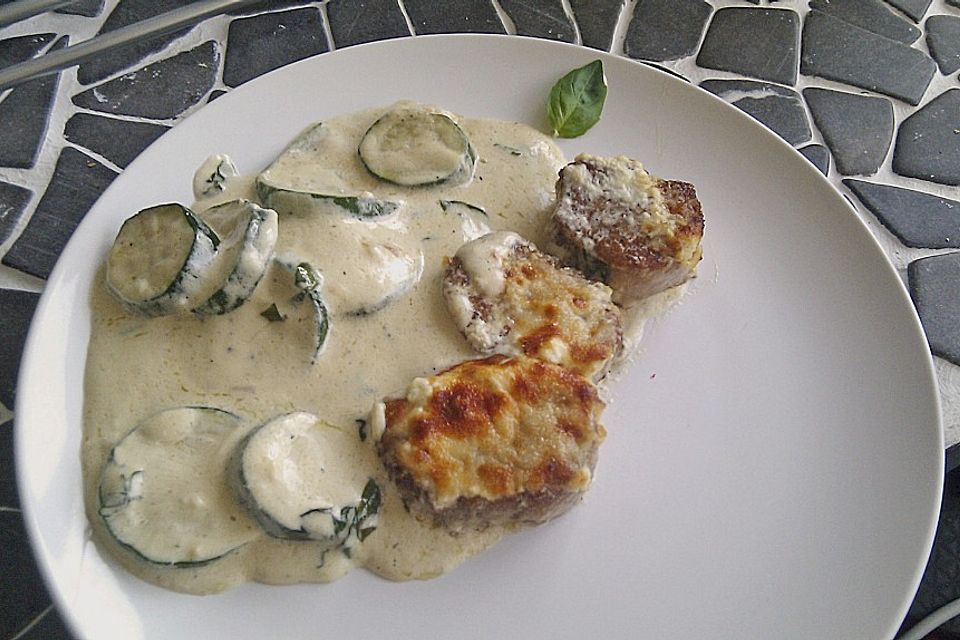 Schweinemedaillons auf Sahne - Zucchini