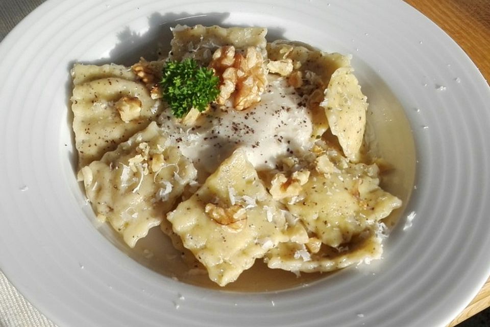 Mohn-Ravioli mit Walnuss-Mandel-Käse-Füllung