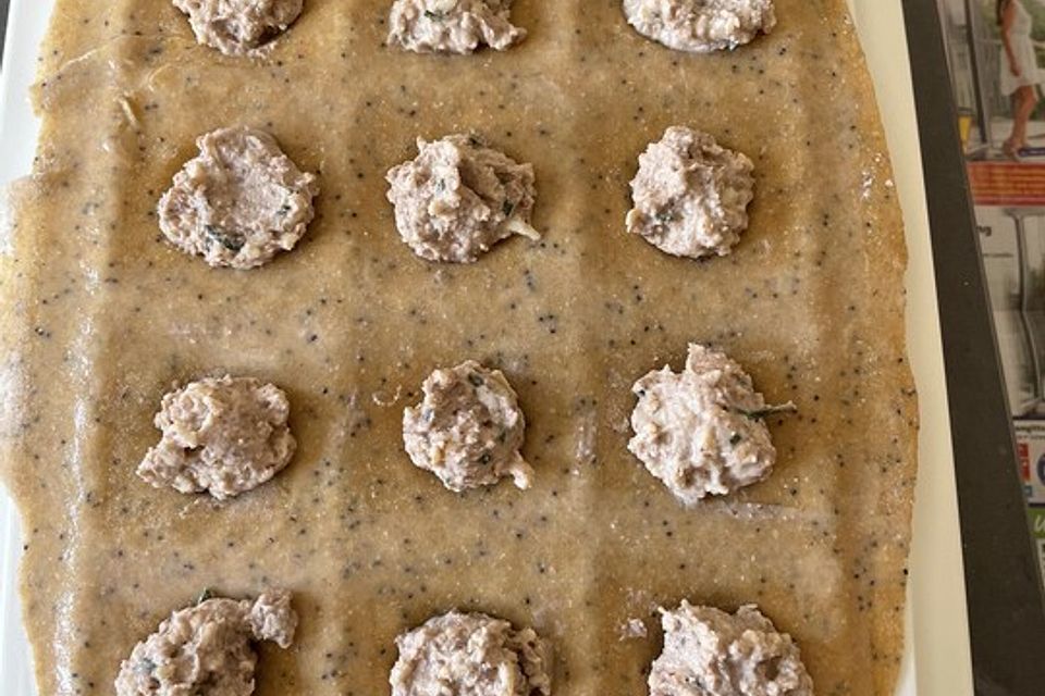 Mohn-Ravioli mit Walnuss-Mandel-Käse-Füllung