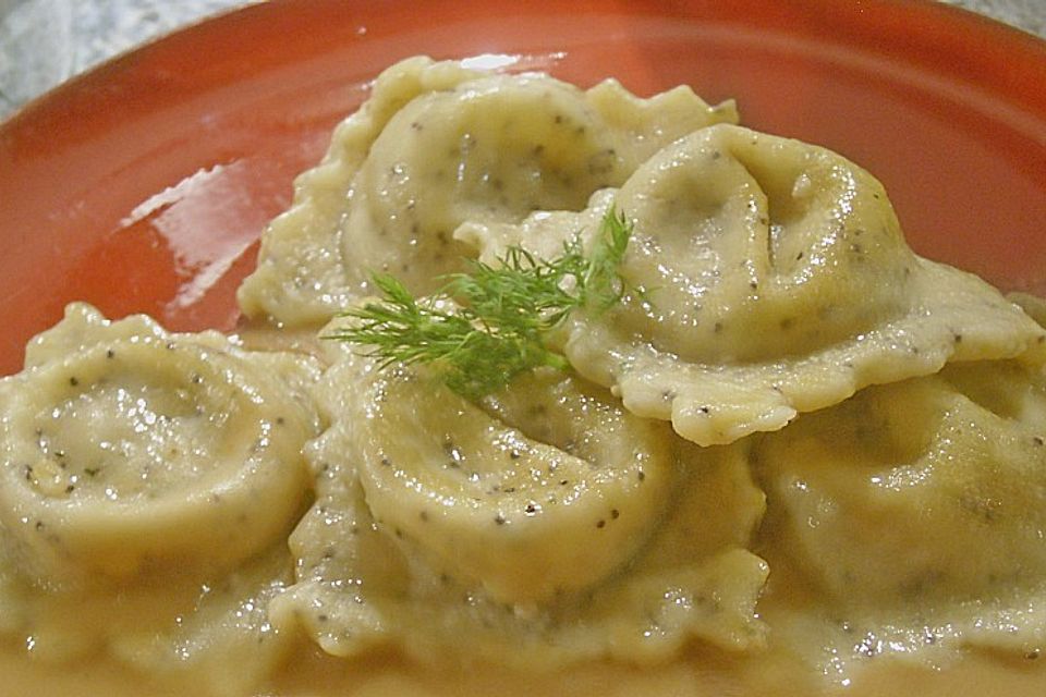 Mohn-Ravioli mit Walnuss-Mandel-Käse-Füllung