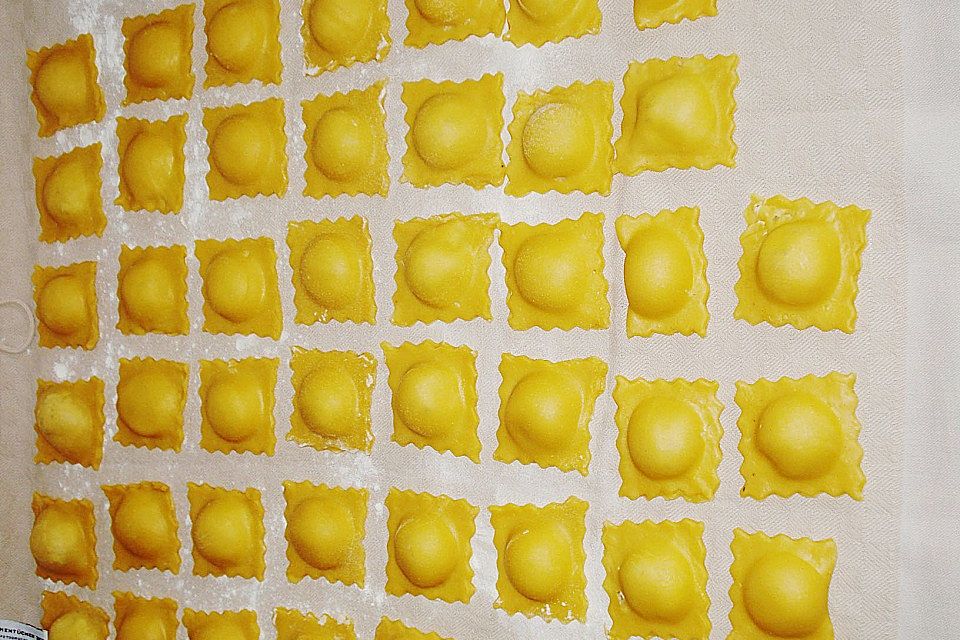 Mohn-Ravioli mit Walnuss-Mandel-Käse-Füllung