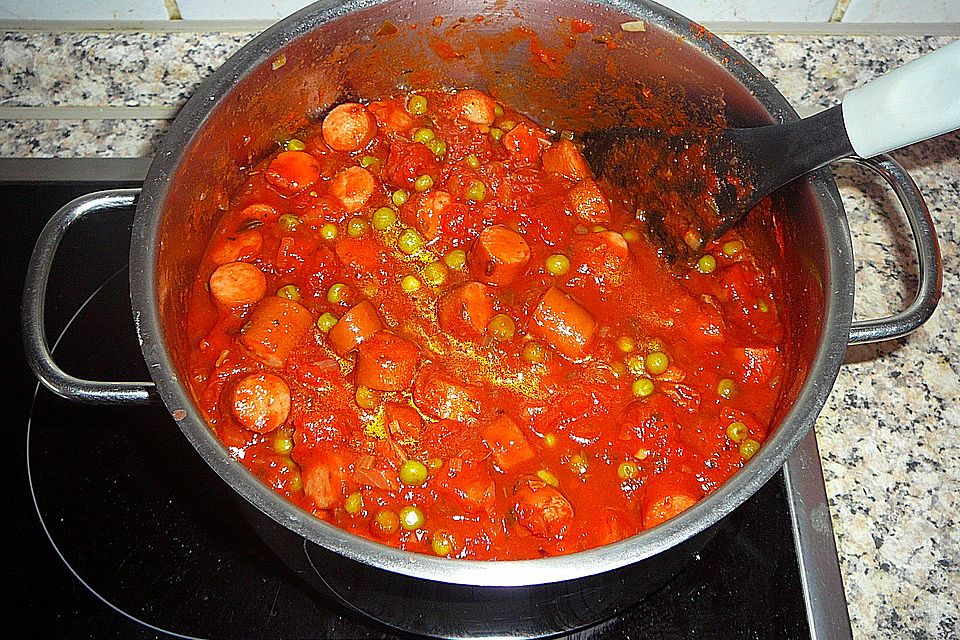 Gabelspaghetti mit Würstchenragout