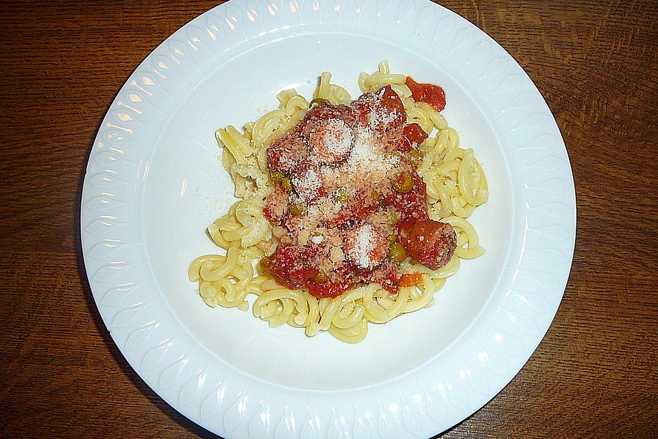 Gabelspaghetti mit Würstchenragout