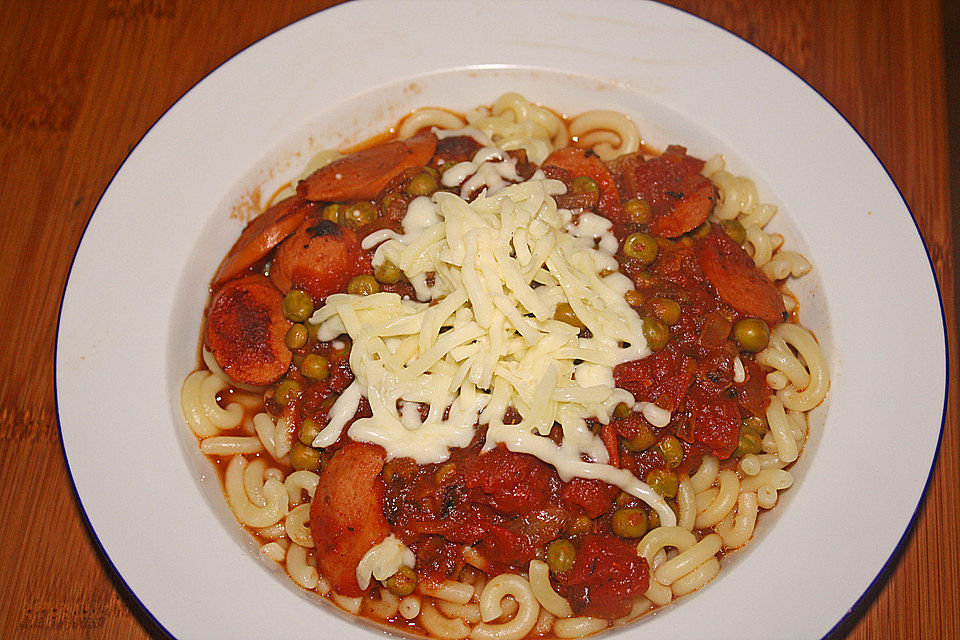 Gabelspaghetti mit Würstchenragout