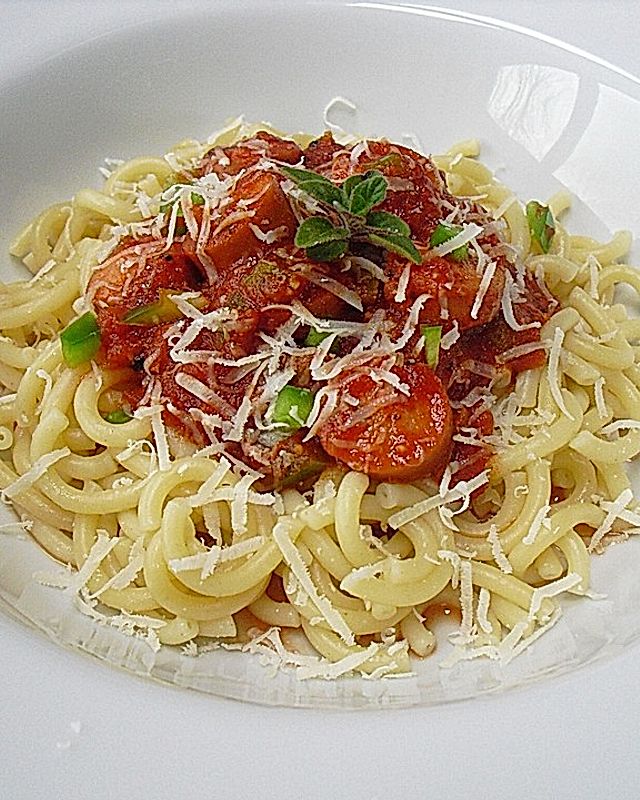 Gabelspaghetti mit Würstchenragout