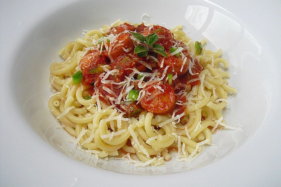 Gabelspaghetti mit Würstchenragout