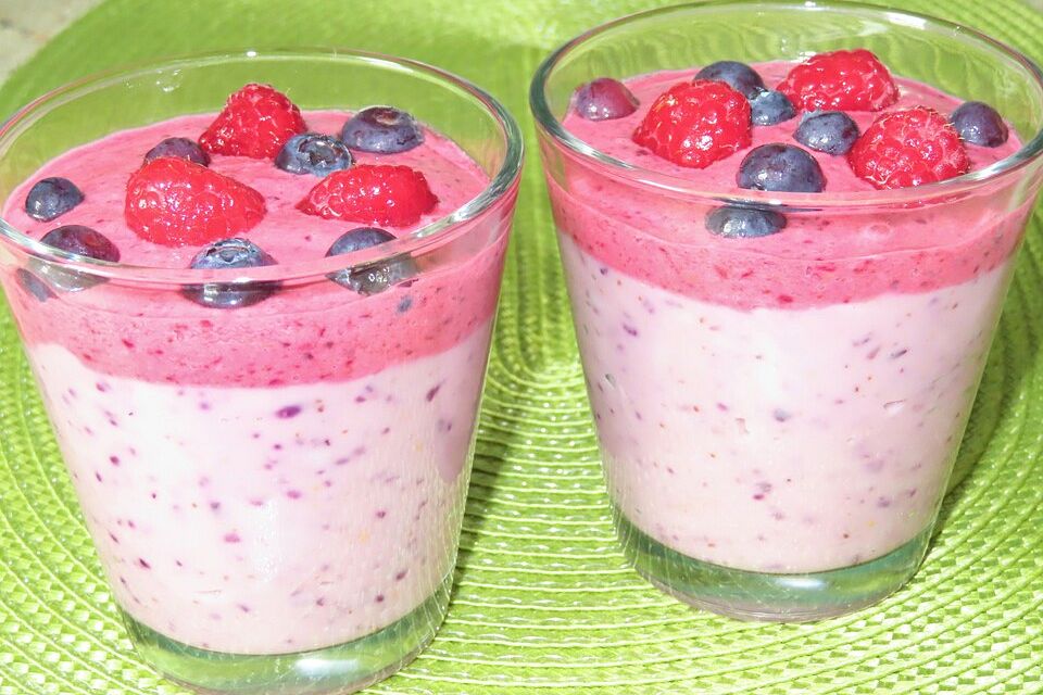 Fruchtiger Sahnepudding mit Himbeeren und Johannisbeeren