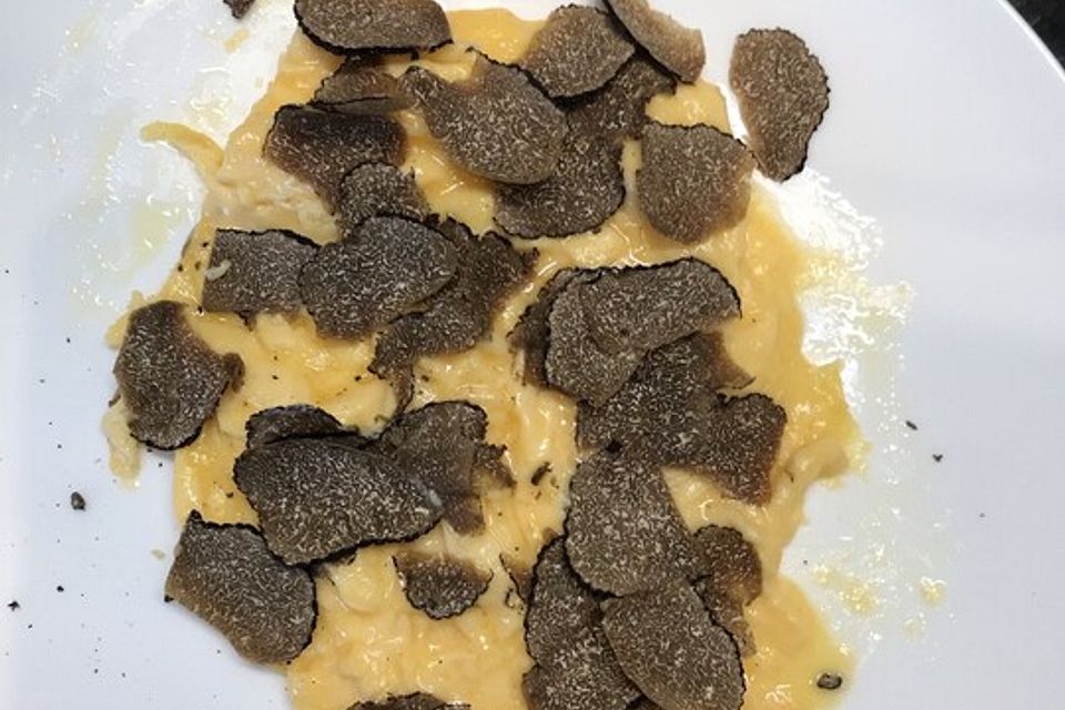 Rührei mit schwarzen Trüffeln Rührei mit schwarzen Trüffeln
