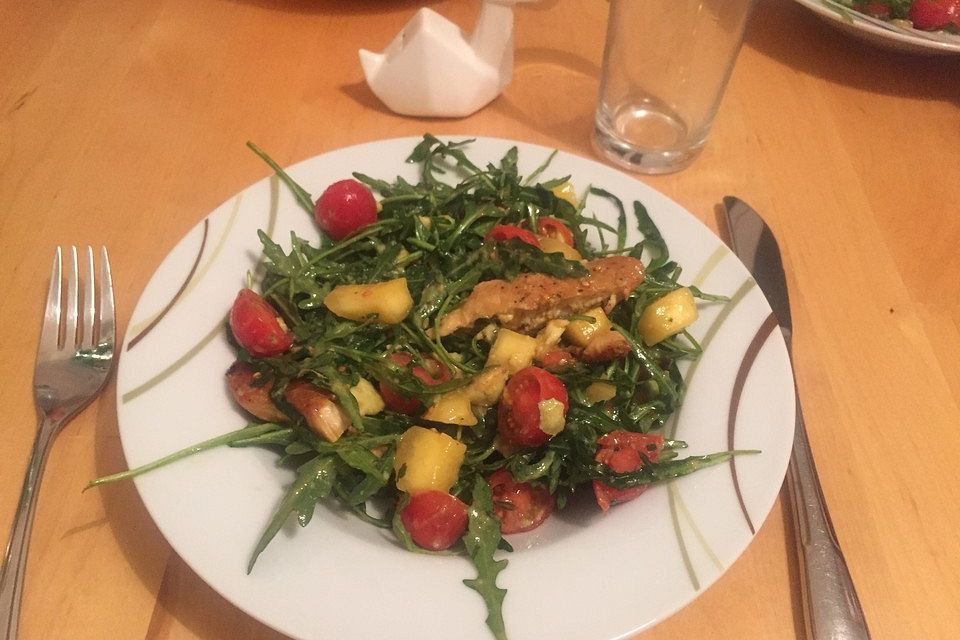 Mango-Avocado-Salat mit Hühnerstreifen, Rucola und Tomaten