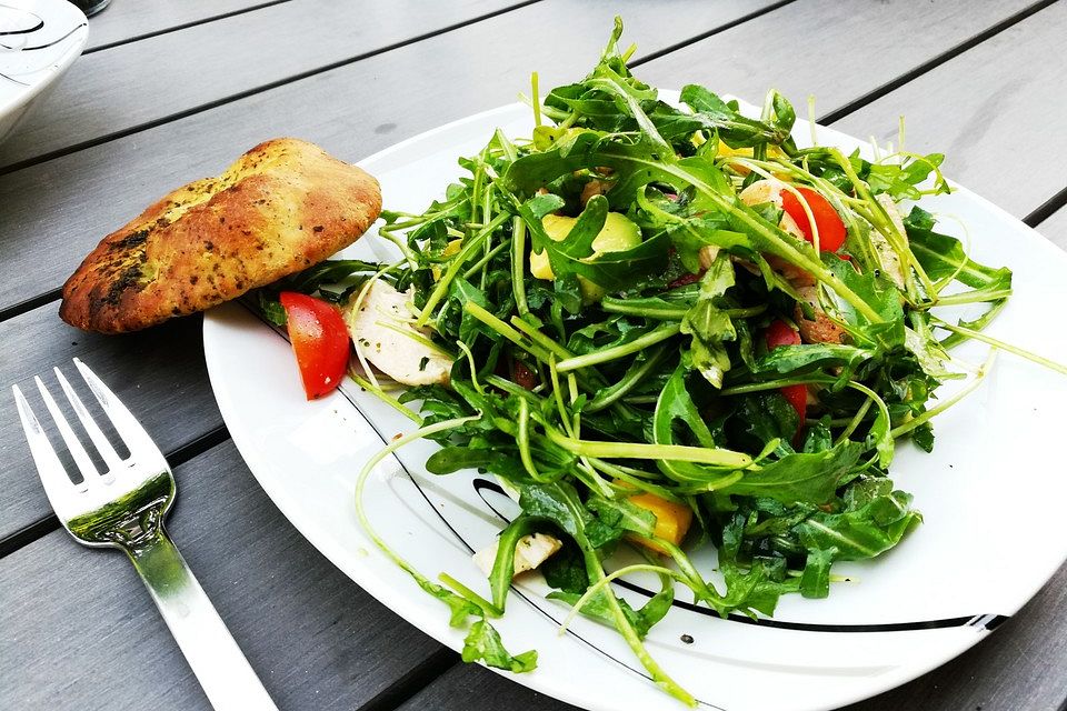 Mango-Avocado-Salat mit Hühnerstreifen, Rucola und Tomaten