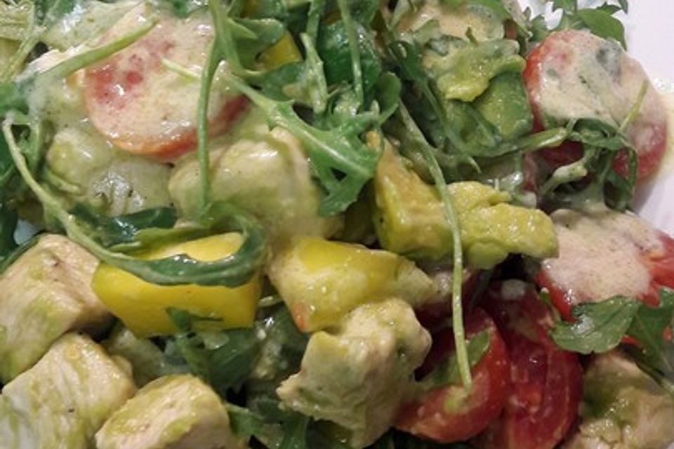 Mango-Avocado-Salat mit Hühnerstreifen, Rucola und Tomaten