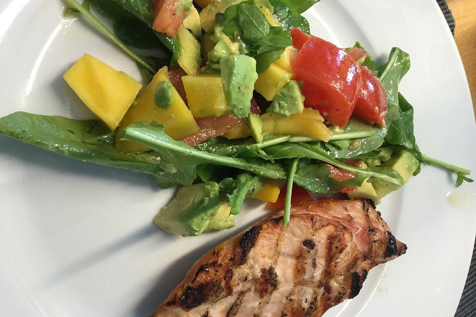 Mango-Avocado-Salat mit Hühnerstreifen, Rucola und Tomaten