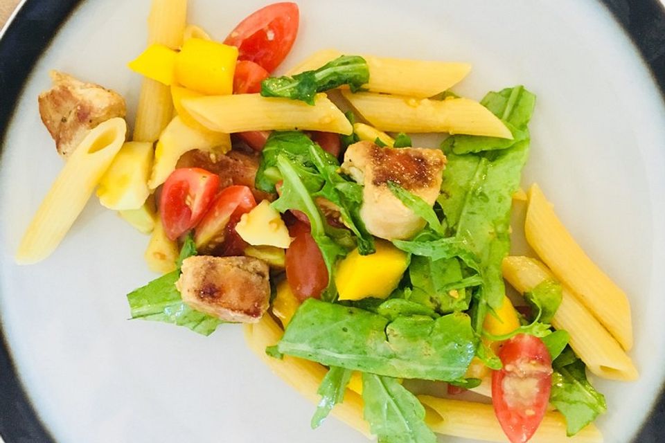 Mango-Avocado-Salat mit Hühnerstreifen, Rucola und Tomaten