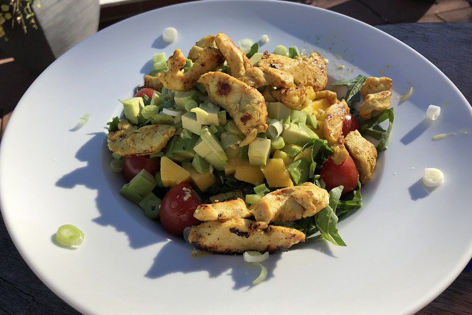 Mango-Avocado-Salat mit Hühnerstreifen, Rucola und Tomaten