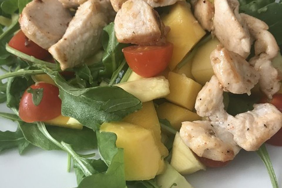 Mango-Avocado-Salat mit Hühnerstreifen, Rucola und Tomaten