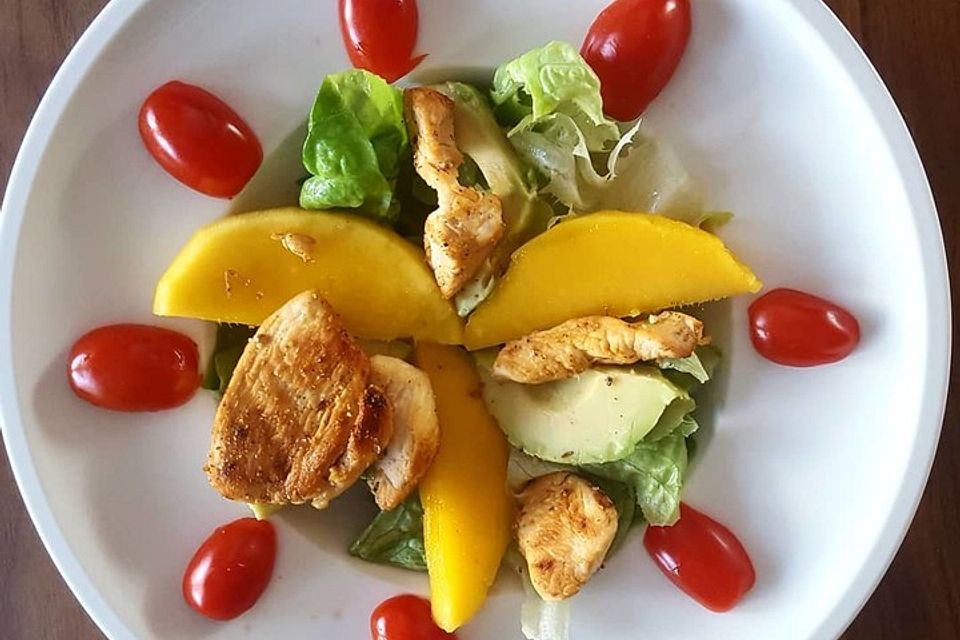 Mango-Avocado-Salat mit Hühnerstreifen, Rucola und Tomaten